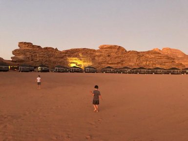 Kinder in der Wüste vorm Wüstencamp - Jordanien Familienurlaub