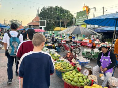 Menschen laufen über Markt in Uthai Thani - Thailand mit Kindern