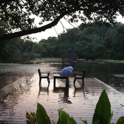 Regentropfen fallen auf den See bei der Maquenque Eco Lodge – Costa Rica Familienreise