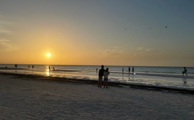 Sonnenuntergang am ruhigen Strand von Holbox mit Blick aufs Meer – Mexiko Reise mit Kindern