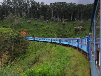 Langer blauer Zug schlängelt sich durch die Landschaft – Sri Lanka Reise mit Kindern