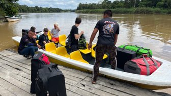 Familie genießt eine Bootsfahrt durch tropische Flusslandschaft zur Lodge – Malaysia & Borneo Reise mit Kindern