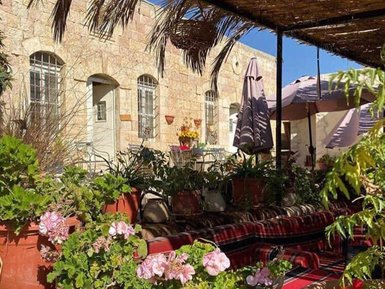 Terrasse im Cafe bei Souf - Jordanien Urlaub mit Kindern