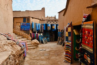 Souk mit bunten Ständen und lokalen Produkten in Aït Ben Haddou – Familienurlaub in Marokko