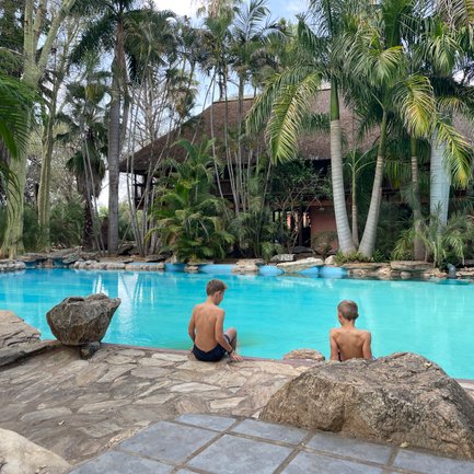 Kinder baden fröhlich im Swimmingpool im Makutsi Game Reserve – Südafrika Familienreise