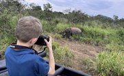 Junge fotografiert Elefant auf Safari - Sri Lanka mit Kindern