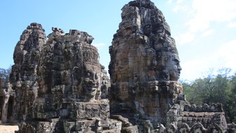 Historische Steinarchitektur eines Tempels in Angkor – Kambodscha mit Kindern