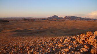 Ein weiter Panoramablick über eine weite Wüstenlandschaft - Namibia Reise mit Kindern