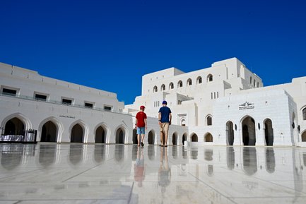 Zwei Kinder stehen vor dem Royal Opera House in Muscat – Oman mit Kindern