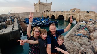 Familie hält einen fröhlichen Moment mit einem Selfie in Essaouira fest – Marokko Reise mit Kindern
