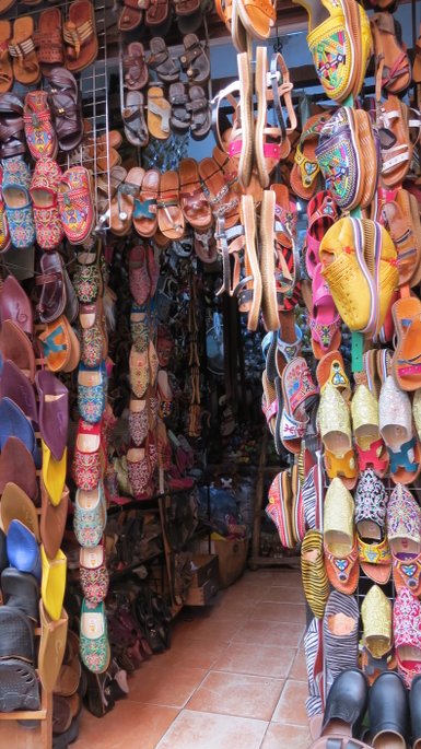 Bunte Lederschuhe auf einem Marktstand im Bazar von Marrakesch – Marokko Familienreise