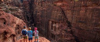 Kinder blicken auf Schatzhaus Petra - Jordanien Urlaub mit Kindern
