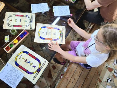 Mädchen malt mit bunten Farben im Fagnoon Art Center – Ägypten Reise mit Kindern