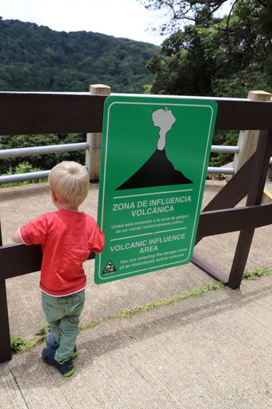 Kleines Kind betrachtet fasziniert die Landschaft am Vulkan Poás – Costa Rica Familienreise