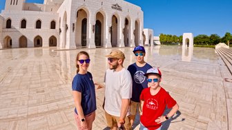 Familie posiert vor dem Royal Opera House in Muscat – Oman Familienreise