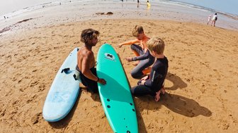 Kinder lernen das Surfen an der Atlantikküste Marokkos – Familienurlaub in Marokko