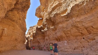 Der Blick geht durch den Canyon und hat eine Familie im Fokus - Namibia mit Kindern