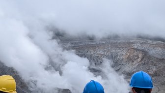 Kinder besuchen den Vulkan Poás bei Alajuela – Costa Rica Familienreise