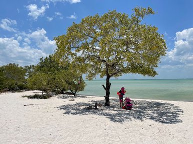 Kinder spielen am Sandstrand von Holbox – Mexiko Familienreise