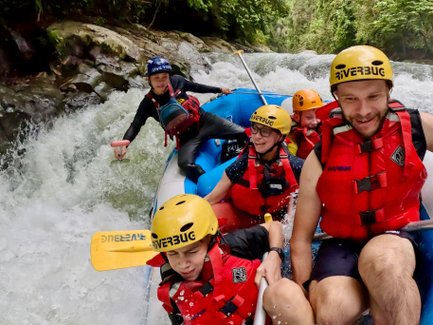 Familie im Schlauchboot während sie den Fluss hinunterfährt – Malaysia & Borneo Familienreise