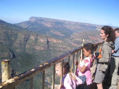 Familie blickt gemeinsam auf die beeindruckende Landschaft des Blyde River Canyon – Südafrika Familienreise