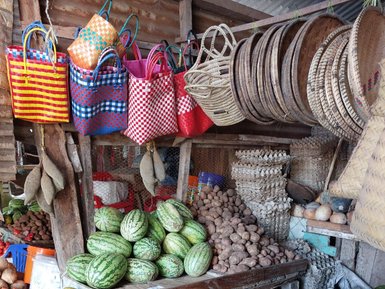 Bunte Auswahl an frischem Obst und Gemüse auf dem Markt in Karatu – Tansania Familienreise