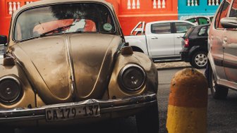 Historisches Auto vor den bunten Häusern im Bo-Kaap – Südafrika mit Kindern