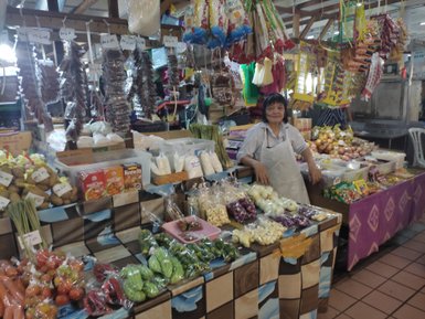 Geschäft in Kota Kinabalu bietet lokale Produkte – Malaysia & Borneo Reise mit Kindern