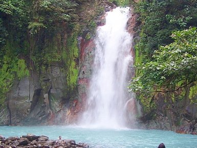 Türkisblauer Wasserfall im Nationalpark Vulkan Tenorio – Costa Rica Familienreise