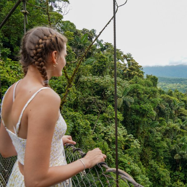 Teenagerin blickt auf die üppige Natur im Mistico Arenal Hanging Bridges Park – Costa Rica mit Kindern