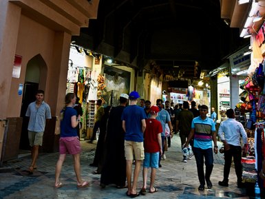 Bunte Marktstände im Mutrah Souk in Muscat – Oman mit Kindern