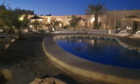 Poolbeleuchtung im Riad Tihri bei Nacht – Marokko Reise mit Kindern