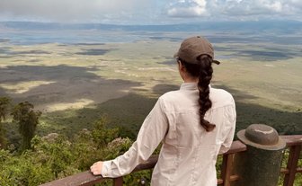 Reisende blickt begeistert auf die Landschaft des Ngorongoro-Kraters – Tansania mit Kindern
