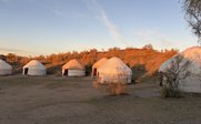 Jurten bei Sonnenuntergang - Usbekistan mit Kindern