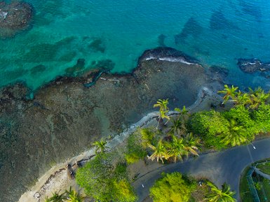 Luftaufnahme mit Blick auf Cahuita und das blaue Meer – Costa Rica Reise mit Kindern