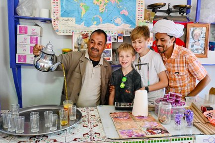 Traditionelle Teezubereitung mit Atay-Tee durch einen Mann – Marokko Familienreise