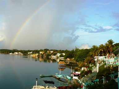 Farbenfroher Regenbogen spannt sich über die Küste von Bacalar – Mexiko Familienreise
