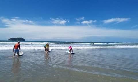 Familie hat Spaß beim gemeinsamen Surfen in Costa Rica – Costa Rica Reise mit Kindern