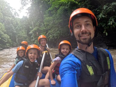 Familie erlebt ein spannendes Rafting-Abenteuer – Indonesien mit Kindern