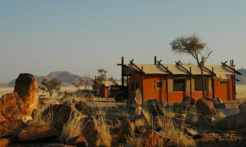 Außenansicht Wüsten Camp - Namibia mit Jugendlichen