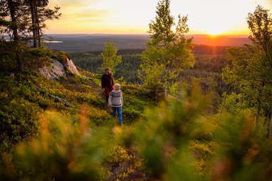 Zwei Menschen machen eine Wanderung führt entlang eines Abhangs