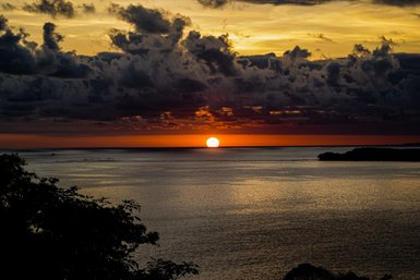 Wolkenlandschaft beim Sonnenuntergang über dem Meer – Costa Rica Reise mit Kindern