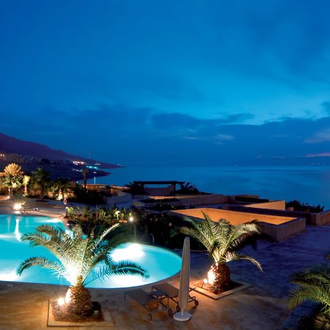 Poolanlage bei Nacht im Mövenpick Resort Totes Meer - Jordanien Familienurlaub