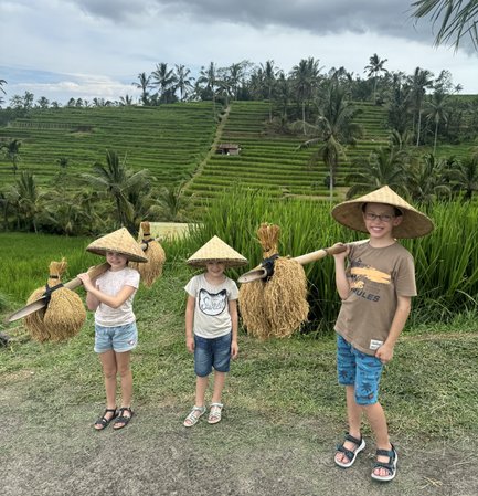 Kinder entdecken das Leben auf den Reisterrassen von Jatiluwih auf Bali – Bali mit Kindern