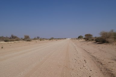 Eine gerade unbefestigte Straße - Namibia mit Jugendlichen