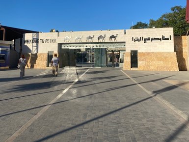 Ticketschalter Felsenstadt Petra - Jordanien Urlaub mit Kindern