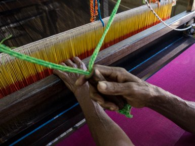 Selyn Handweberei bei der Herstellung bunter Stoffe – Sri Lanka Familienreise