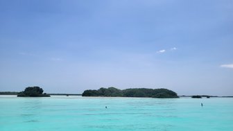 Blick auf das türkisblaue Wasser der Lagune in Bacalar – Familienreise Mexiko.