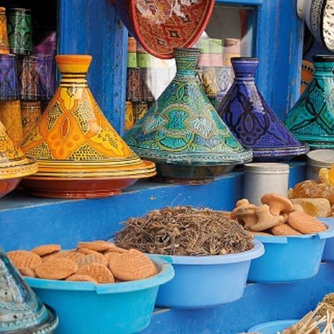 Tajine-Töpfe in verschiedenen Farben und Formen auf einem Marktstand in Marrakesch – Marokko mit Kindern