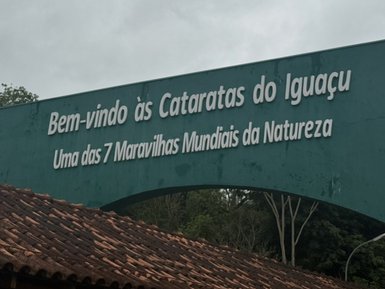 Ein Willkommen-Schild an den Iguazú-Wasserfällen, das die majestätische Natur und die Bekanntheit dieser Sehenswürdigkeit verkündet.